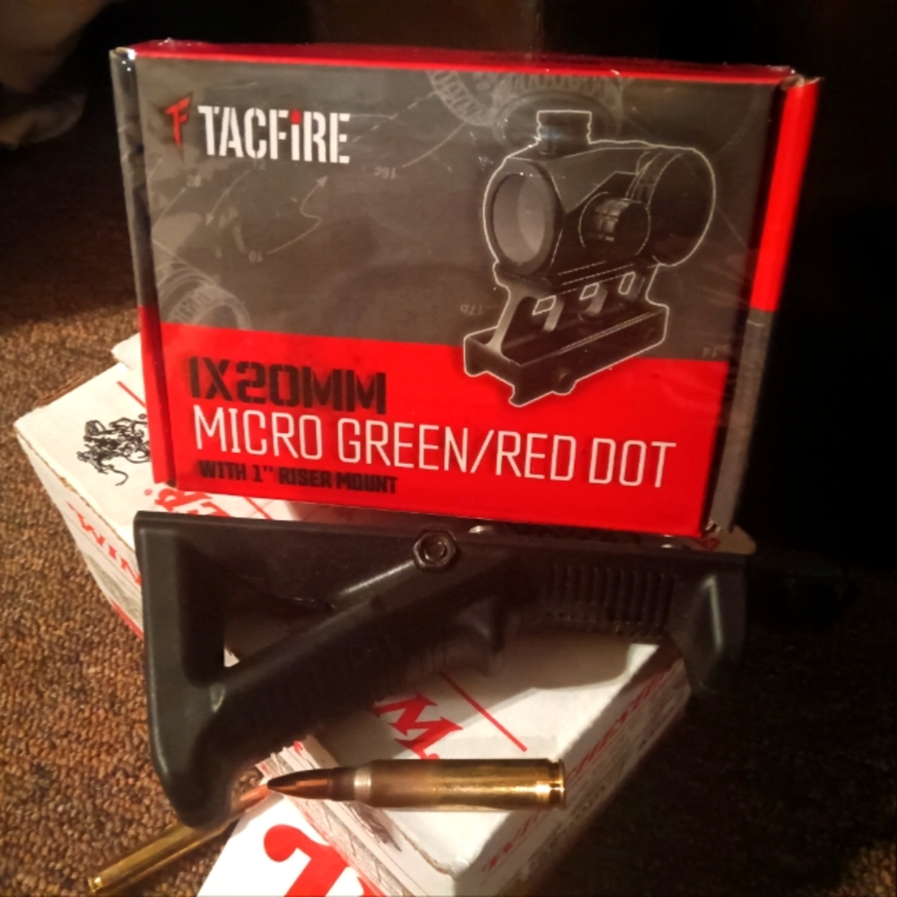 tacfire green/red dot (new) & Magpul AFG2 Angled Fore-Grip (used) ar15